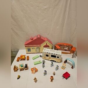 BLUEY  FAMILY HOUSE, CAMPER, FIGURES and  ACCESSORIES